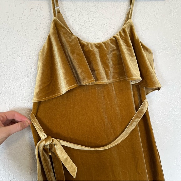 Elliatt Gold Velvet Velour Midi Ruffle Cocktail Dress Revolve XS - Picture 3 of 9